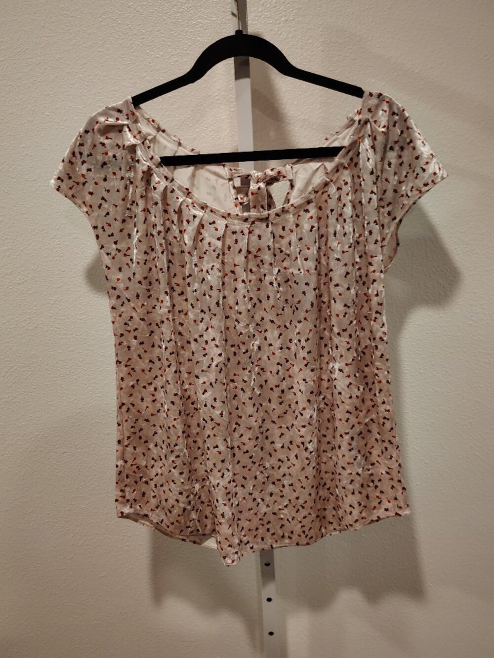 LC Lauren Conrad Women's Pink Floral Velour Blouse Pleat Neck Size Medium Velvet
